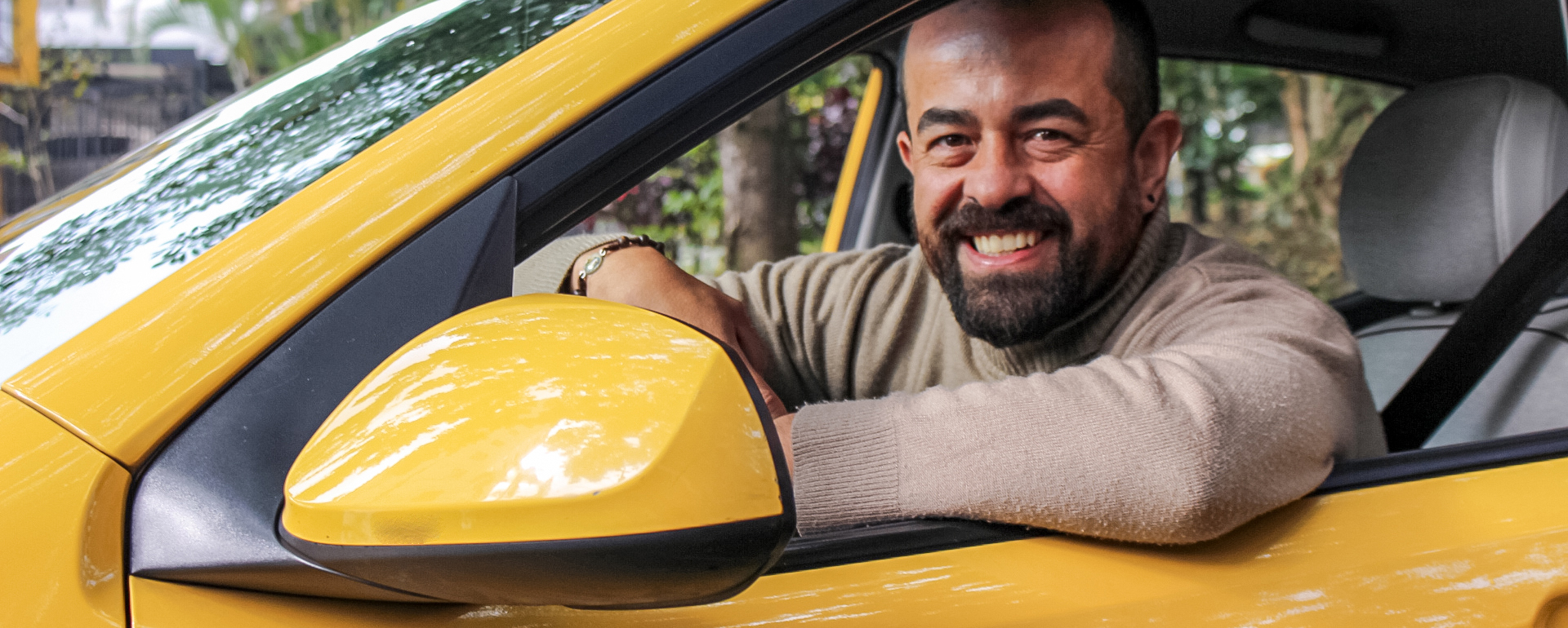Conductor Taxizone saludando